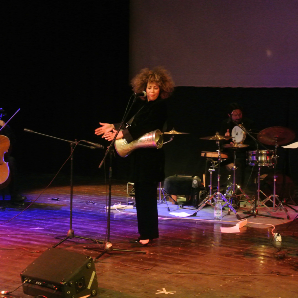 Live con M'Barka Ben Taleb.