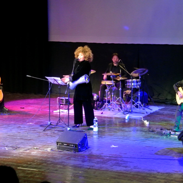 Live con M'Barka Ben Taleb.