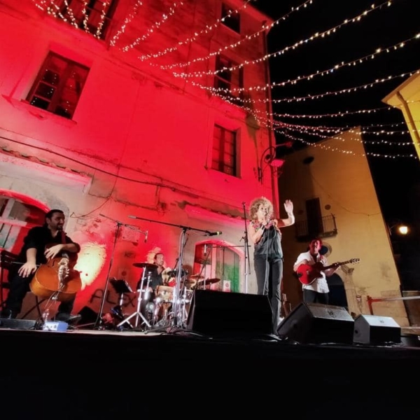 Live con M'Barka Ben Taleb