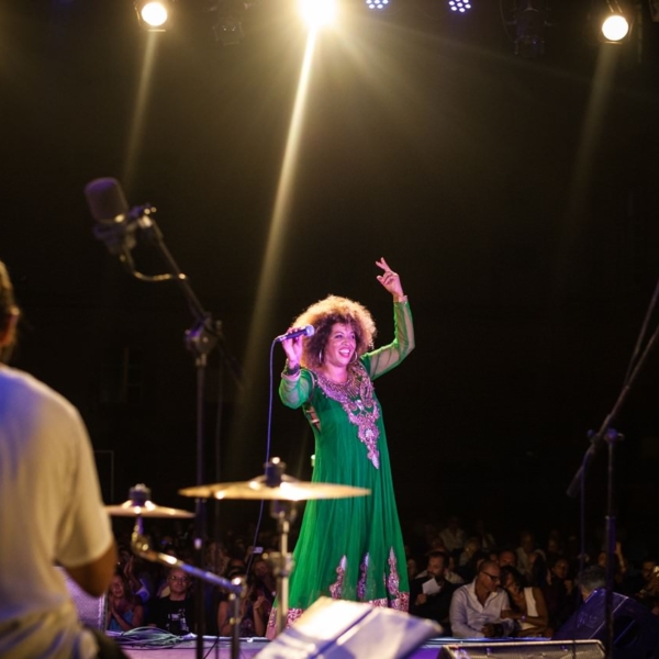 Live con M'Barka Ben Taleb