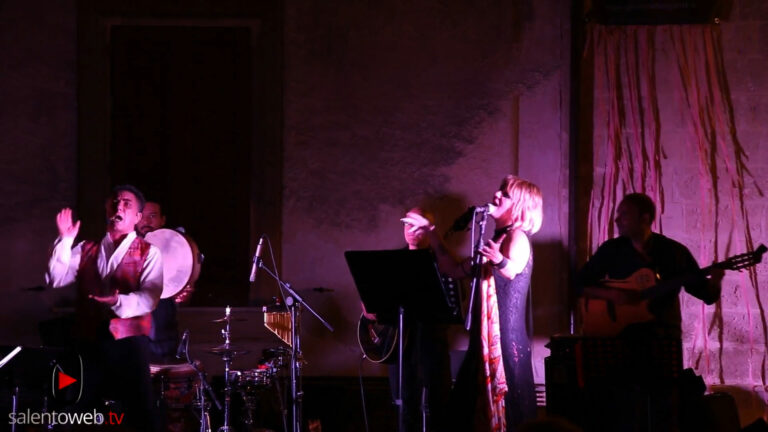 Live con Giovanni Mauriello al Festival Itinerante La Notte della Taranta - Rassegna L'Altra Tela.
